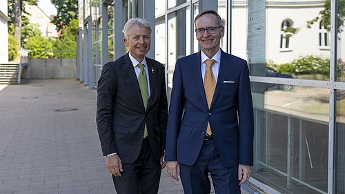 Hochschulpräsident Prof. Dr. Clemens Bulitta (l.) gratuliert Prof. Dr. Bernhard Frenzel (r.) zu seinem neuen Amt als Vizepräsident für Digitale Transformation, Qualitäts- und Prozessmanagement an der OTH Amberg-Weiden