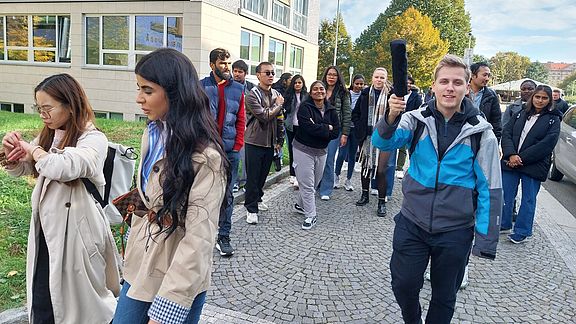 Die Prager Studierenden zeigen dem Besuch ihren Campus und ihre Stadt