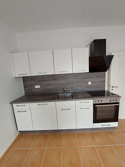 Neue Einbauküche in 18 qm Wohnküche mit Induktionsfeld großem Kühlschrank, Spühlmaschine und Ofen- Viel Platz für gemeinsame Zeit Großer amerikanischer Kühlschrank (hier nicht zu sehen)