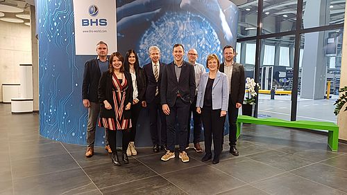 Die OTH Amberg-Weiden bringt zwei neue Projekte mit dem Partnerunternehmen BHS Corrugated auf den Weg (v.l.): Christian Schneider (Head of Supply, Production & Logistics BHS Corrugated), Barbara Dietzel und Lea Horn (Projektmitarbeiterinnen career4PROF), Hochschulpräsident Prof. Dr. Clemens Bulitta, Nachwuchsprofessor Prof. Andreas Dörner, Dr. Thomas Braun (Team Leader R&D - CTO Office BHS Corrugated), Vizepräsidentin Prof. Dr. Christiane Hellbach und Florian Gietl (Produktionsleiter BHS Corrugated)