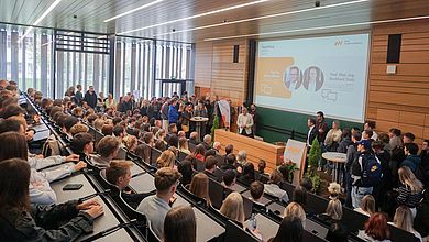 Voller Hörsaal bei der Begrüßung in Weiden