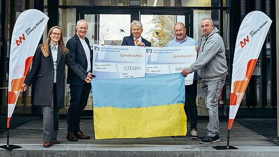 Die Weidener Rotary Clubs unterstützen die Partneruni in der Ukraine mit einer Spende in Höhe von 2.000 Euro (v.l.): Marian Mure (Leitung Kompetenzzentrum Bayern - Mittel-, Osteuropa), Robert Stahl ( Präsident des Rotary Clubs Weiden), Hochschulpräsident Prof. Dr. Clemens Bulitta, Wolfgang Bayer (Präsident des Rotary-Clubs Weiden Max-Reger), Andreas Lehner (Space-Eye Weiden e.V.)