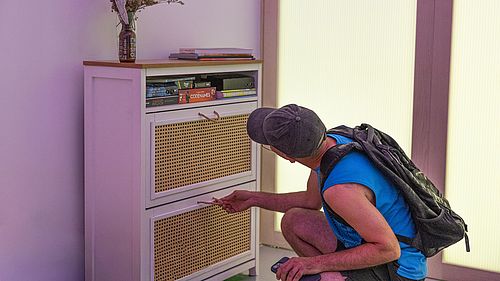 Etwa eine einfache Kommode war Teil der Medienkunst-Ausstellung