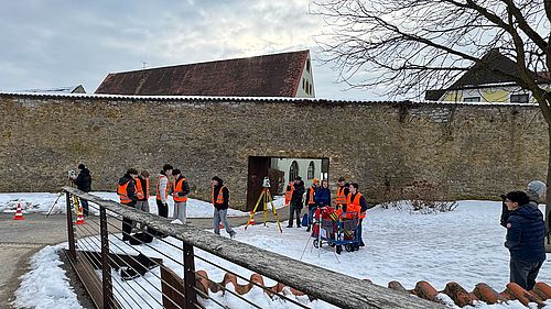 Schüler im Stadtgarben an der Stadtmauer