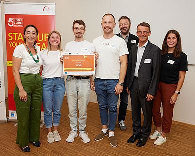 Die Studierenden nehmen den Nachhaltigkeitspreis von Jurymitglied Prof. Dr. Sevim Süzeroglu-Melchiors (links) entgegen