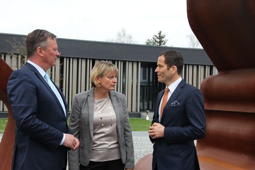 Christian Engel (BHS Corrugated, Sprecher der Geschäftsführung), Präsidentin Prof. Dr. Andrea Klug und MdB Albert Rupprecht