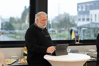 Ludwig von Stern, Kanzler der OTH Amberg-Weiden, eröffnete die Ausstellung mit bewegenden Worten