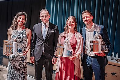 Sie würdigten das gemeinsame Studium mit einer Rede bei der Studienabschlussfeier: Isadora Cogo Badan, Andrea C. Mende und Florian Hollweck mit Dekan Prof. Dr. Marco Nirschl