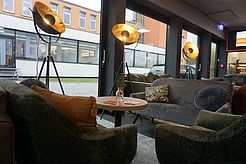 Bequeme Sessel und Sofas laden zu einem Besuch in dem Studierendencafé ein