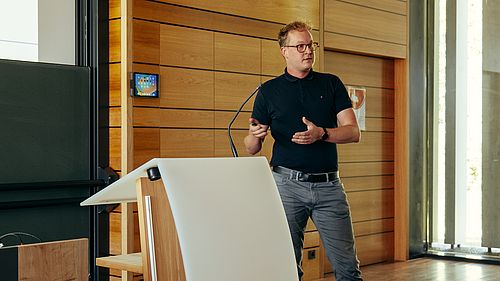 Lukas Senft von der Siemens AG sprach in einem Gastvortrag mit Studierenden über Entgeltmanagement