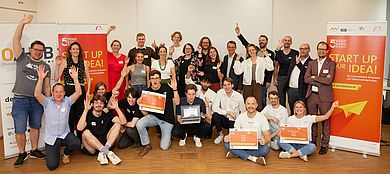 Alle Teams, Mentorinnen und Mentoren sowie Coaches des 5-Euro-Business-Wettbewerbs im Sommersemester 2024