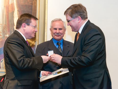 OB Michael Cerny verleiht Prof. Dr. Erich Bauer die Bürgermedaille der Stadt Amberg (Foto: Günter Scharl/Fotostudio Digital-Scharl)