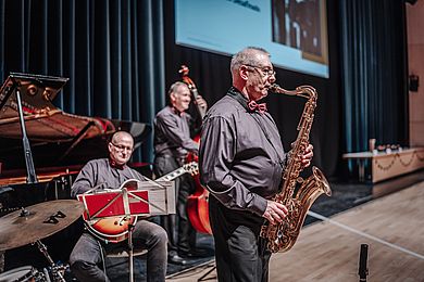 Die Band Desafinado von Hochschulangehörigen Albert Dotzler sorgte für eine musikalische Umrahmung