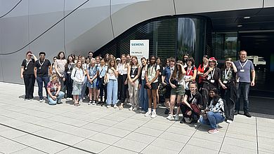 Schülerinnen im Siemens Besucherzentrum THE IMPULS in Amberg