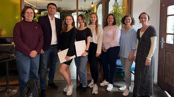 Sie freuen sich über neue Stipendiatinnen aus der Ukraine (v.l.): Olena Prusikin (wiss. Leitung Sprachenzentrum), Dr. Dmitriy Antoniuk, die neuen Stipendiatinnen Yana Svystil, Alina Savytska und Krystyna Pyvovarova, Dr. Kateryna Antoniuk, Maika Victor-Ustohal und Marian Mure (KOMO)