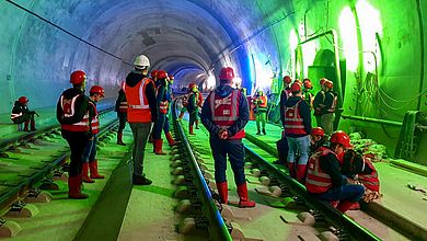 Studierende im Tunnel